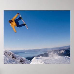 Poster Un snowboardeur tourne en sortant d'un saut en Arg