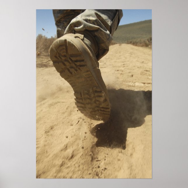 Poster Un soldat américain marche le long d'un chemin de  (Devant)
