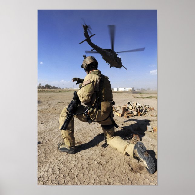 Poster Un soldat assure la sécurité d'un HH-60 (Devant)