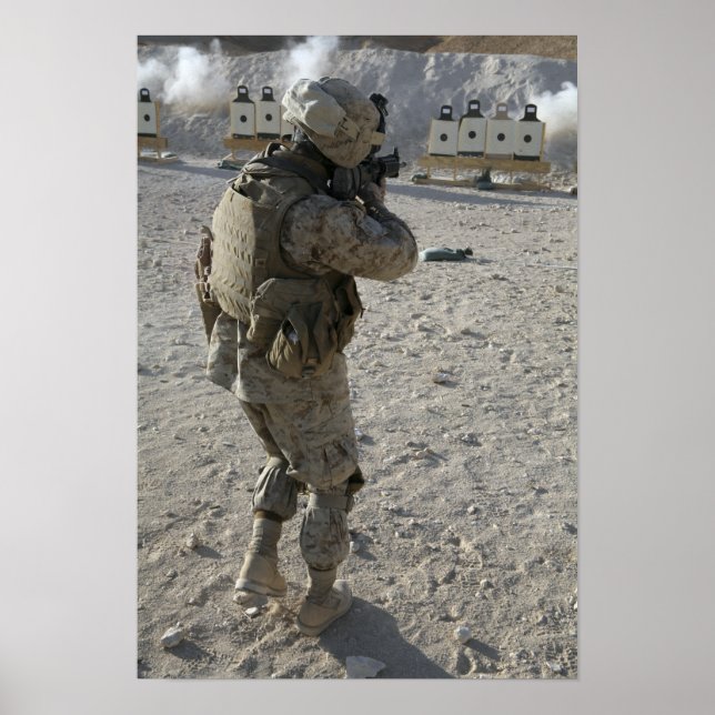 Poster Un soldat lance sa cible sur un coup de feu (Devant)