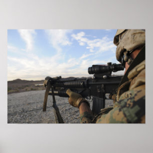 Poster Un soldat se fixe pour tirer sur une cible