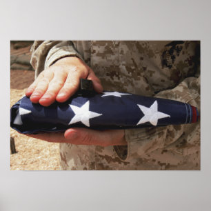 Poster Un soldat tient le drapeau américain