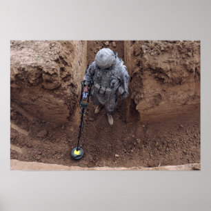 Poster Un spécialiste recherche une cache d'armes