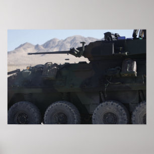 Poster Un véhicule blindé léger tire