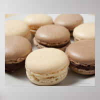 Une assiette de Macarons au chocolat et à la vanil