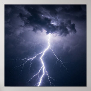 Poster Une décharge de foudre radiante illuminant une St