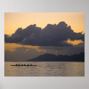 Poster Une équipe de canoë à balancier s'entraîne au larg