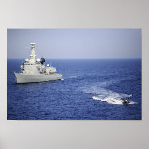 Poster Une équipe de la marine portugaise dans un bateau 