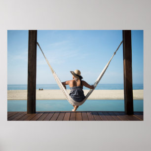 Poster Une Femme Assis Sur Un Hamac Dans Un Petit Hôtel
