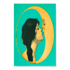 Une femme embrassant la lune