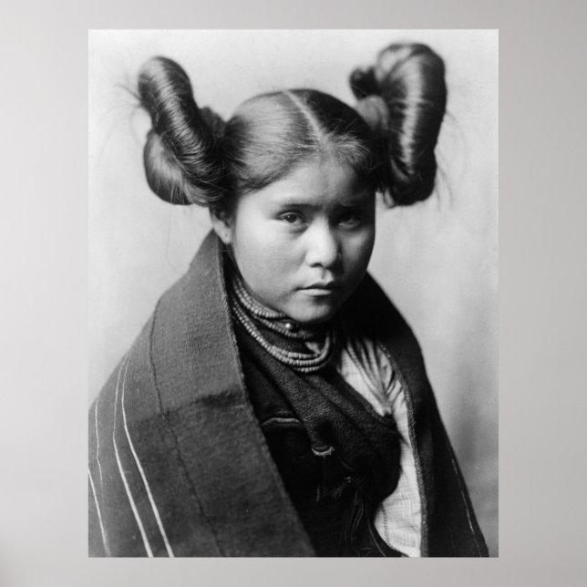 Poster Une fille indienne de Tewa avec coiffure fantaisie (Devant)