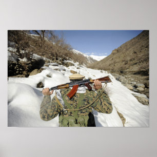 Poster Une garde de Mujahadeen marche avec un militaire a