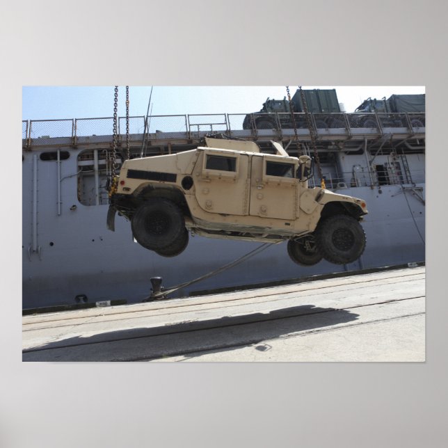 Poster Une grue monte un M998 Humvee (Devant)