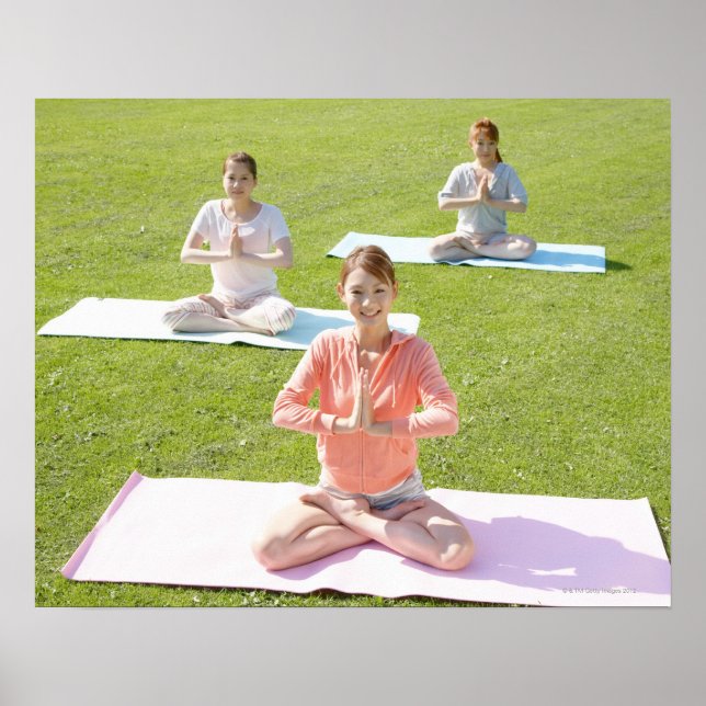 Poster Une jeune femme faisant du yoga (Devant)