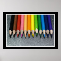 Une rangée de crayons colorés.