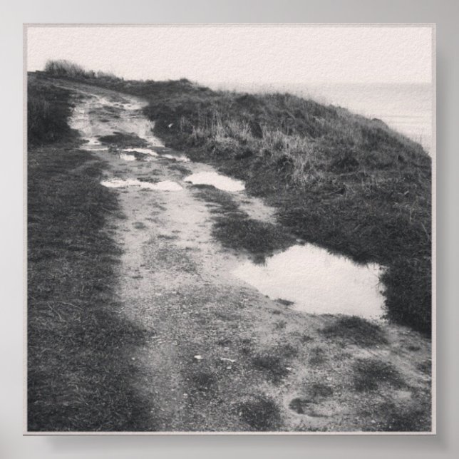 Poster Une route en bord de mer en noir et blanc (Devant)