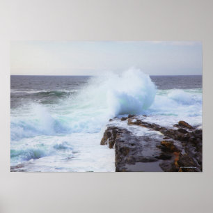 Poster Une vague de l'océan Atlantique s'écrase sur la cô