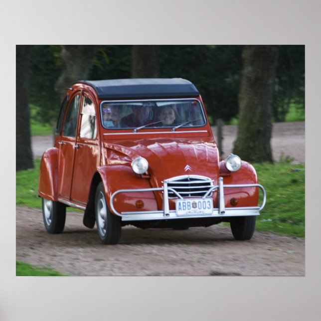 Poster Une vieille voiture Citroen 2CV rouge avec une fem (Devant)