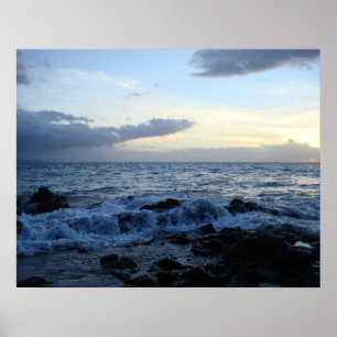 Poster Vagues roulant au-dessus des roches de lave