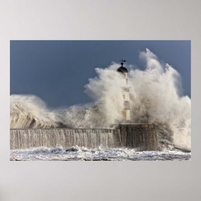 Poster Vagues S'Écrasant Contre Un Phare (Devant)