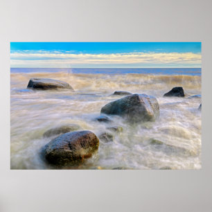 Poster Vagues s'écrasant sur les rochers riverains