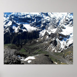 Poster Vallée près de la montagne Schilthorn