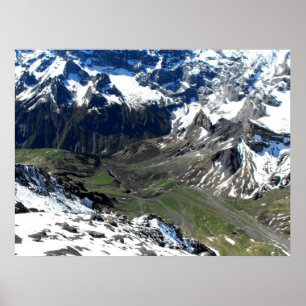 Poster Vallée verte près de la montagne Schilthorn