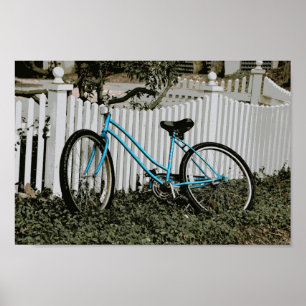Poster Vélo Turquoise penché sur une clôture blanche