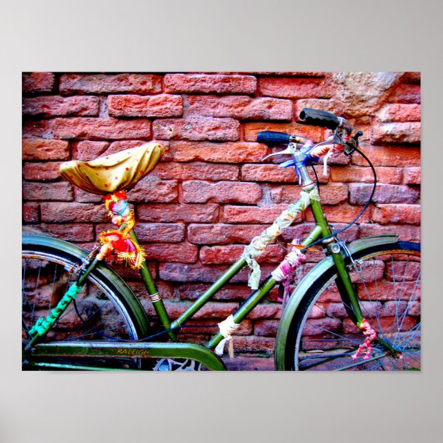 Poster Vélo vert penché contre un mur de briques (Devant)