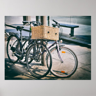 Poster vélos anciens garés dans la rue
