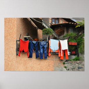 Poster Vêtements lavés séchant au bord de la rue dans le