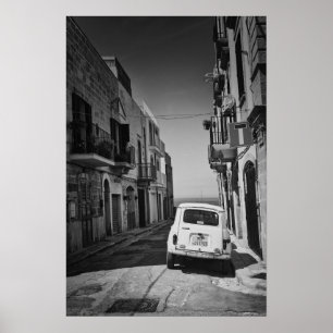 Poster Vieille voiture dans une rue en Italie avec la mer