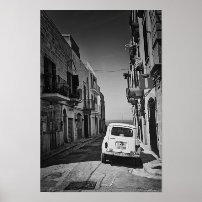 Poster Vieille voiture dans une rue en Italie avec la mer (Devant)