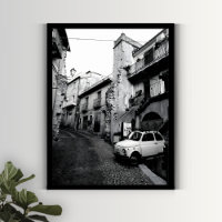 Vielle ville italienne noire et blanche avec voitu