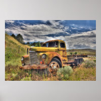 Vieux camion abandonné dans un champ