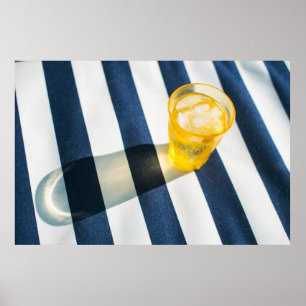 Poster Vitre à boire transparent avec liquide jaune