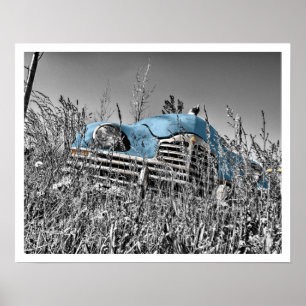 Poster Voiture bleue ancienne dans le champ d'herbe