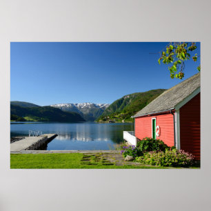 Poster Vue d'un fjord norvégien et cabane à bateaux