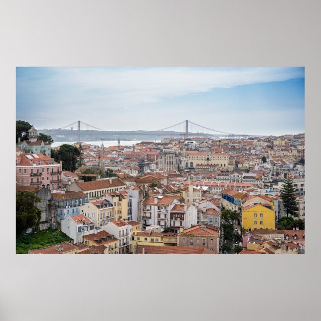 Poster Vue sur la vieille ville de Lisbonne et le pont du (Devant)