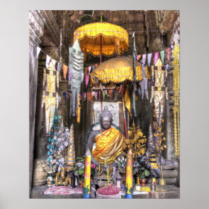 Poster Vue sur l'espace de l'autel dans le temple bouddhi