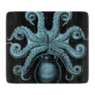 Poulpe turquoise sur la planche à découper