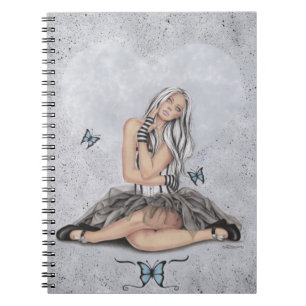 Poupée au carnet de papillon de coeur