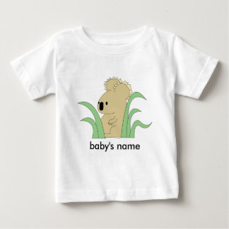 Pour Bébé koala infantile dans le T-shirt d'eucalyptus