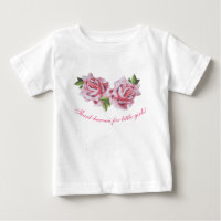 Roses sculpturaux sur le T-shirt d'un enfant