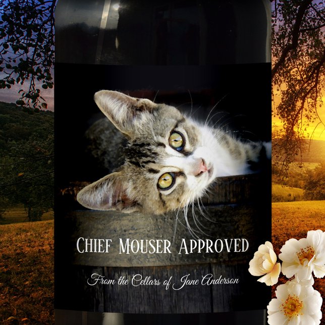 Pour Bouteilles De Vin Home Brew Funny Cat Wine Étiquette (Wine label featuring a cute kitten lying on a wine barrel with your own funny texts)