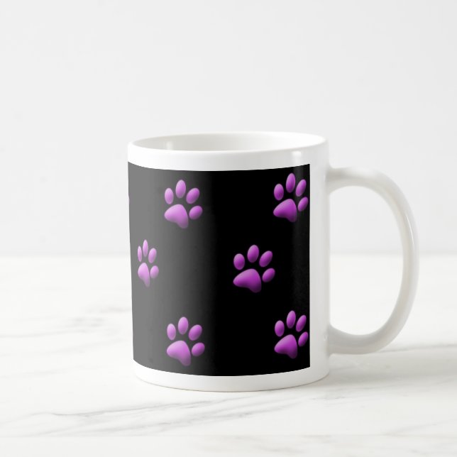 Pourpre de tasse d'empreinte de patte sur le noir (Droite)