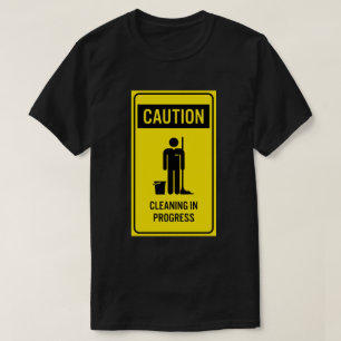 Précaution nettoyant le T-shirts en cours de sign