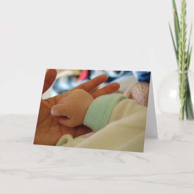 Première fois papa tient la carte de voeux pour bé (Devant)