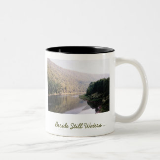Près de la tasse de café immobile des eaux