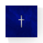 Croix argentée sur le bleu de gradient